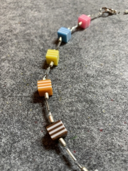 Preview: Kette bunte Kunststoffwürfel gestreift , 47cm