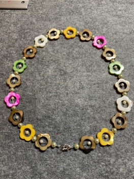Halskette bunte Blumen mit kleinen Perlen  , 49 cm