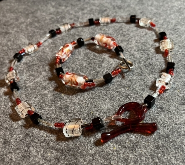 Armband  Perlen- rot-schwarz- Glas  (20cm)  Knebelverschluss