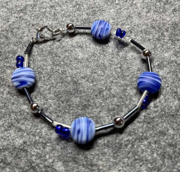 Armband  Perlen- jeansfarben, Glas  (19cm)  Karabinerverschluss