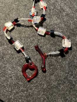 Preview: KETTE kurz rot-schwarz-silberfarben - Glas (50cm) Knebelverschluss aus Glas