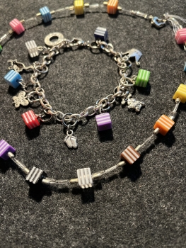 Bettelarmband- versilbert- 6x Würfel bunt- (20cm)