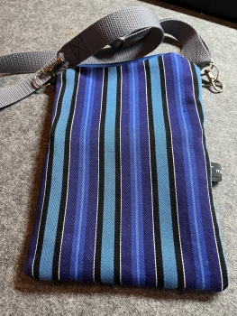 Handytasche blau gestreift 2 (Band grau)
