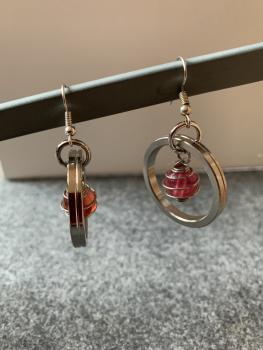 Ohrring Metallring (rote Perle)