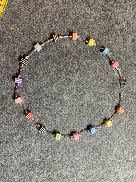 Kette bunte Kunststoffwürfel gestreift , 47cm