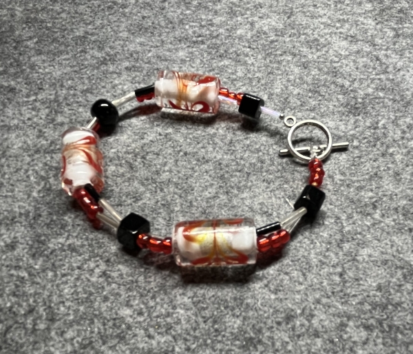 Armband  Perlen- rot-schwarz- Glas  (20cm)  Knebelverschluss