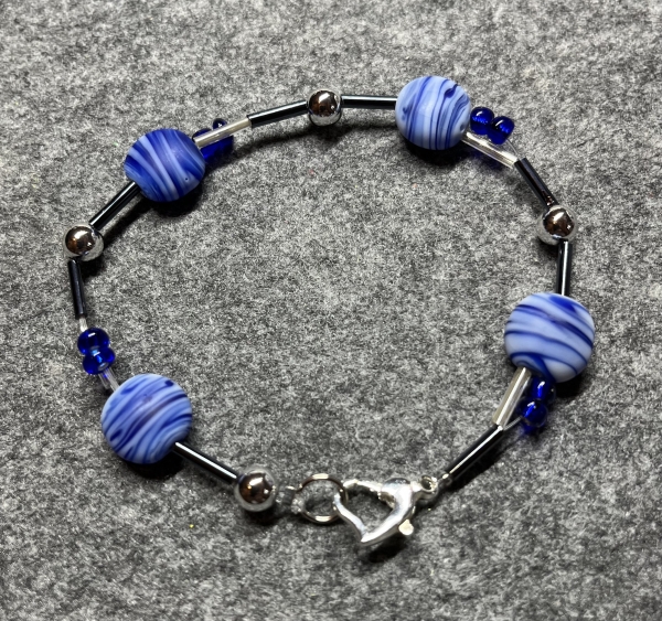 Armband  Perlen- jeansfarben, Glas  (19cm)  Karabinerverschluss