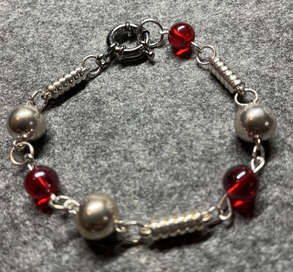 Armband  Perlen- silberfarben, rot Glas  (22cm)  Karabinerverschluss