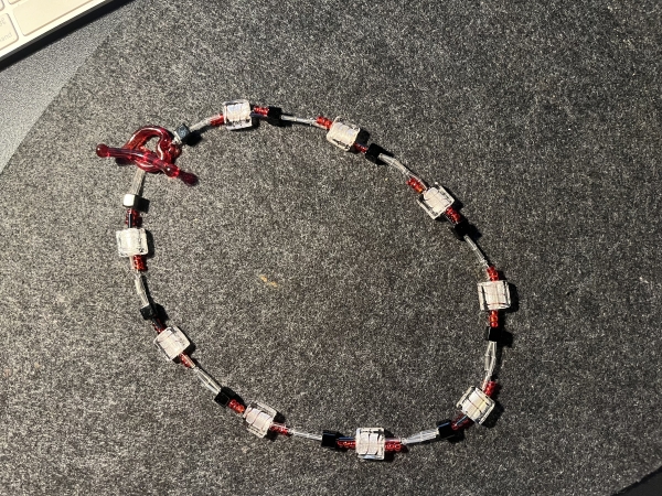 KETTE kurz rot-schwarz-silberfarben - Glas (50cm) Knebelverschluss aus Glas