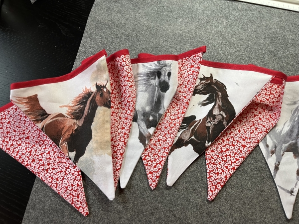 WIMPELKETTE  5x Pferde (rot)