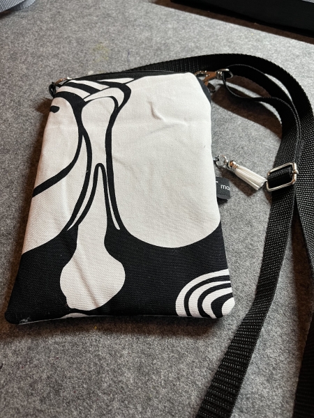 Handytasche schwarz-weiß (Band schwarz)