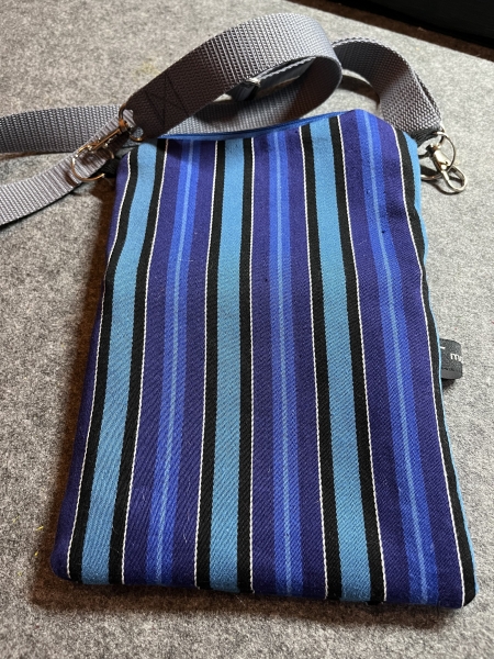 Handytasche blau gestreift 2 (Band grau)