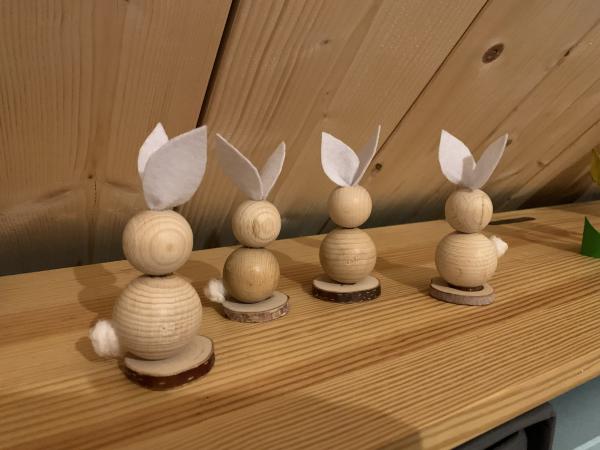 Holzhasen mit Filzohren