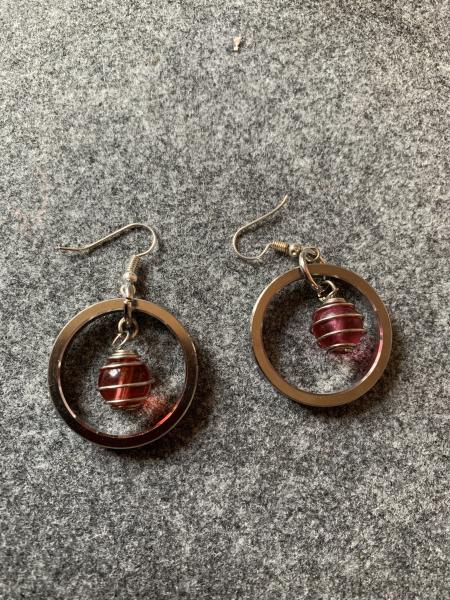 Ohrring Metallring (rote Perle)