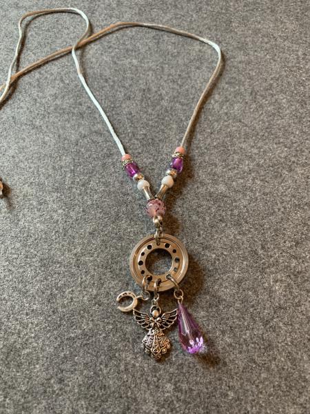 Kette  rosa + fliederfarben, (Schutzengel, Hufeisen )