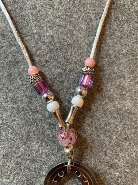 Kette  rosa + fliederfarben, (Schutzengel, Hufeisen )