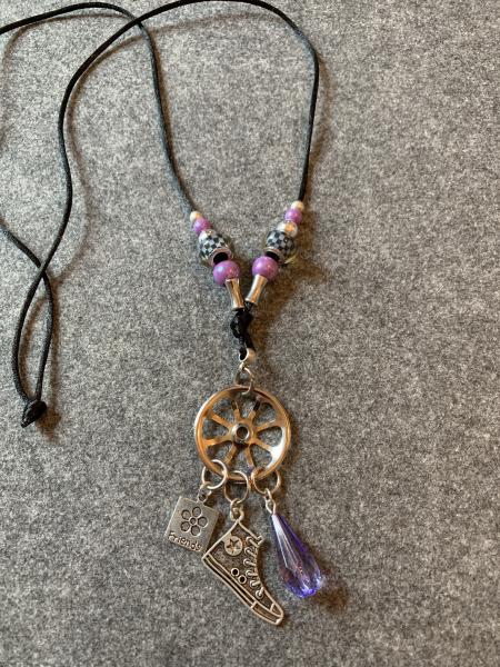 Kette lila, schwarz (Turnschuh, Friends)